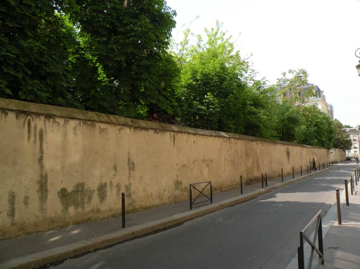  rue Rousselet, mur entourant un parc